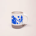 The Mug, Femmes et singes